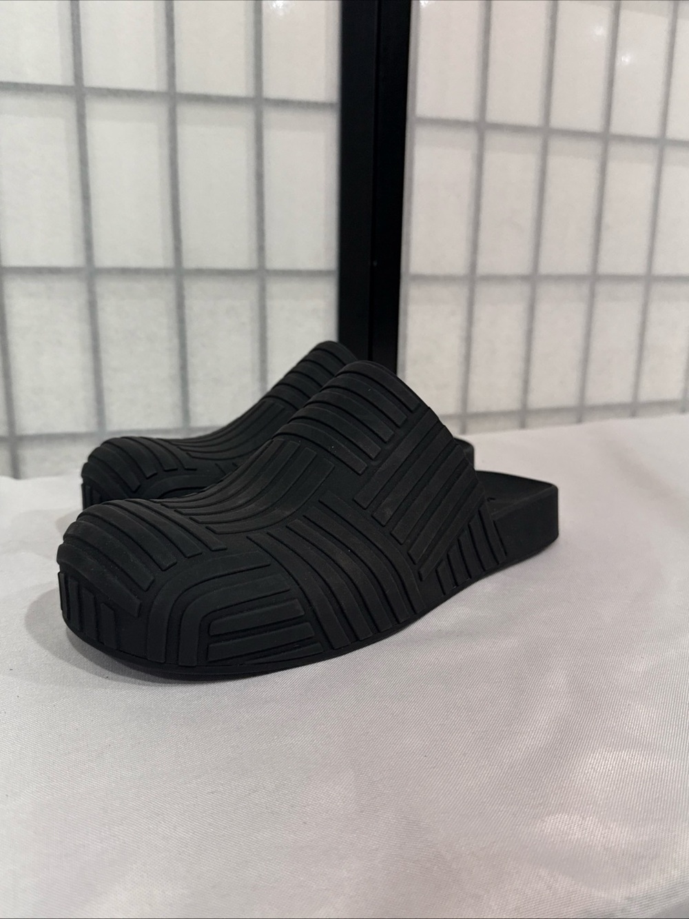 Bottega Veneta Rubber Slide Sandals Black Texture Slides Men’s US 9 EU 40 - Picture 1 of 9